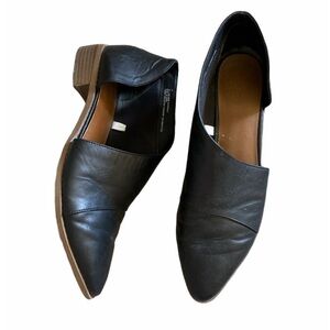 Black Universal Thread Side Cutout Pointed Toe Booties